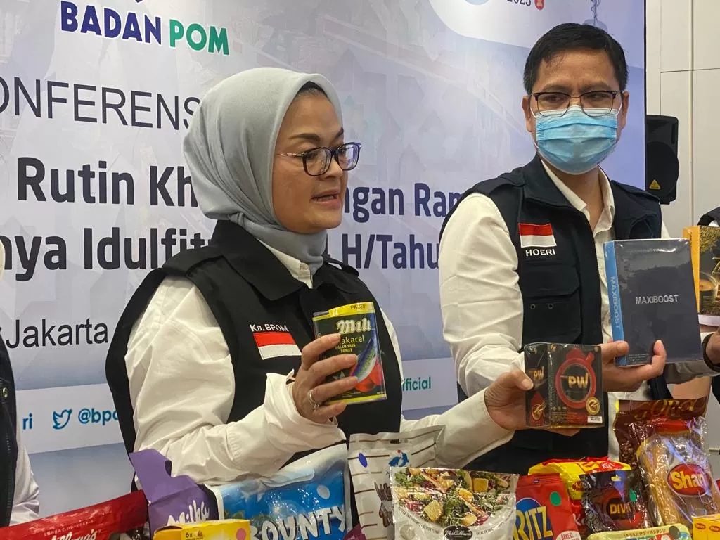 Kepala Badan Pengawas Obat dan Makanan RI Penny K Lukito menunjukkan produk ikan makarel berkemasan palsu. (INDOZONE/Razdkanya Ramadhanty)