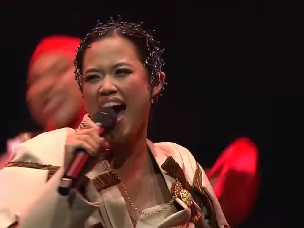 Claudia Emmanuela Santoso, pemenang The Voice Jerman 2019 ini tampil sebagai penyanyi pendukung acara di acara pembukaan Hannover Messe 2023. (Screenshot/YouTube)
