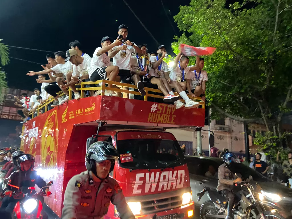 PSM Makassar melakukan parade ataupun Konvoi juara Liga 1. (Z Creators/Rudi Hartono)