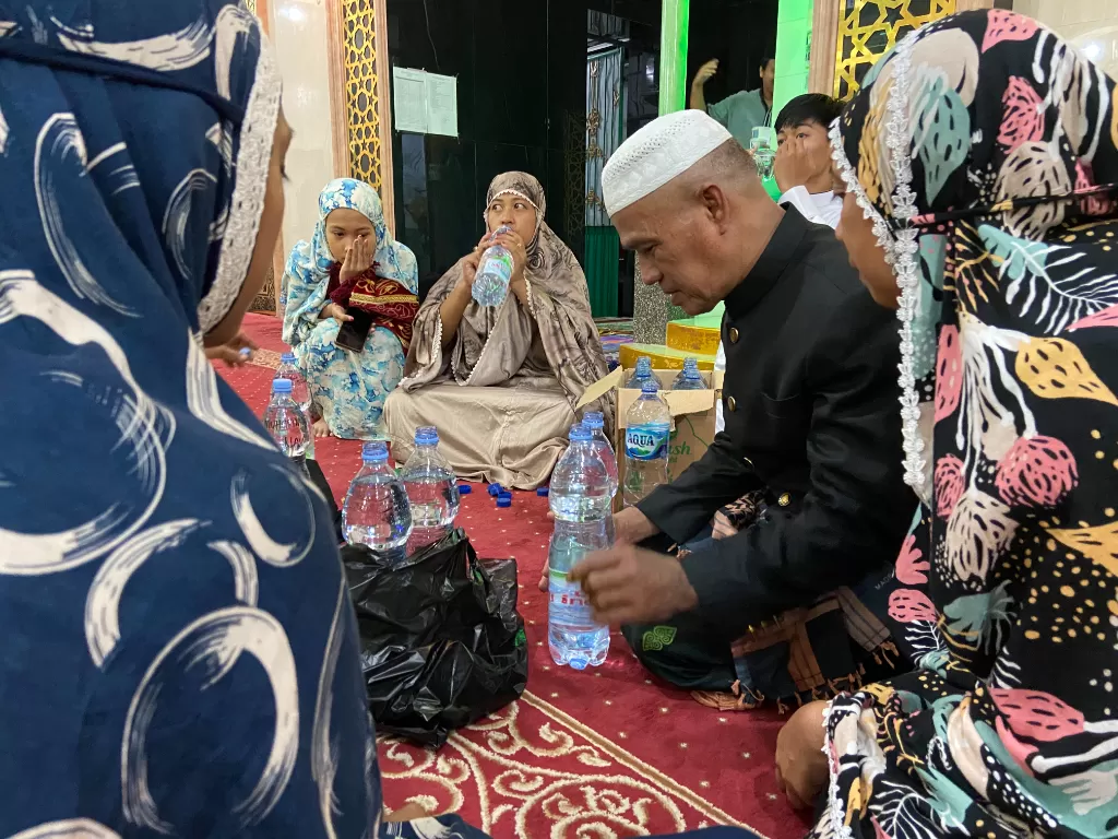 Jemaah Masjid Taqwa bawa minum sendiri saat mengejar malam 27 Ramadan (Z Creators/Rudi Hartono)