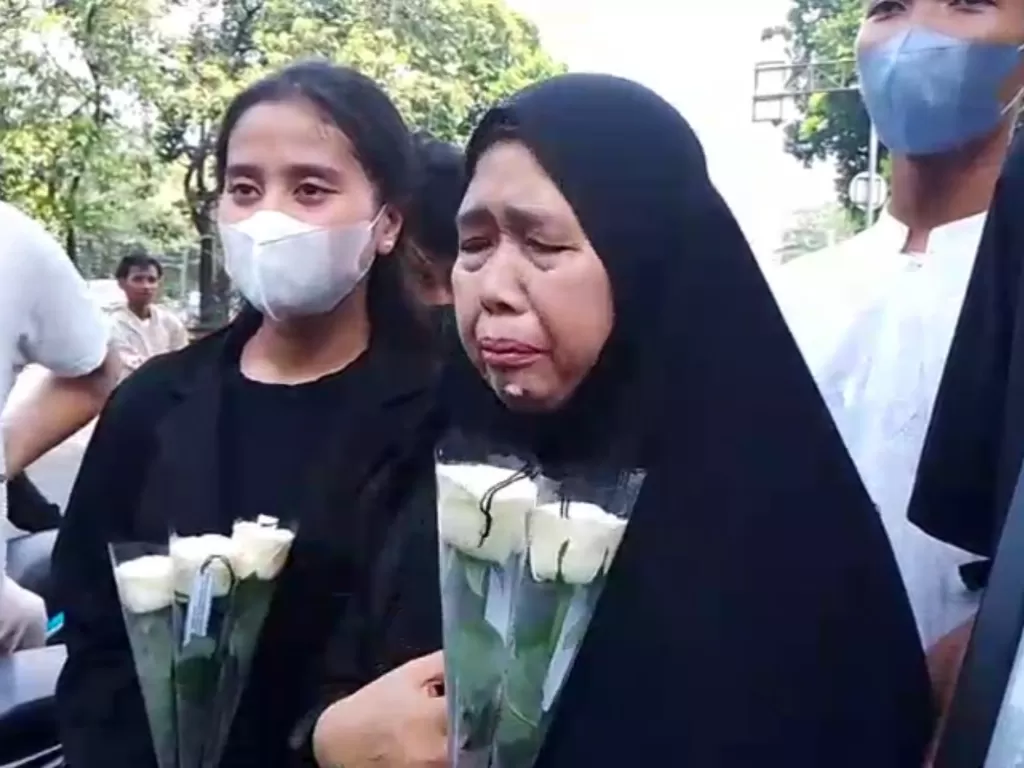 Nurhayati (kanan) ibu Muhammad Syamil korban kecelakaan anak Ira Riswana (Z Creators/Ferdian Figo)