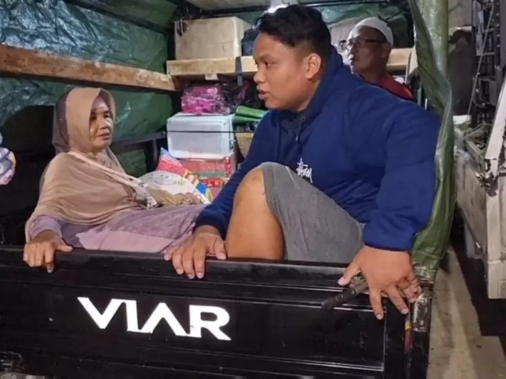 Warga memilih mudik menggunakan gerobak motor dari Kampung Muka Ancol, Pademangan, Jakarta Utara menuju Pemalang, Jawa Tengah, Selasa (18/4/2023) malam. (ANTARA)