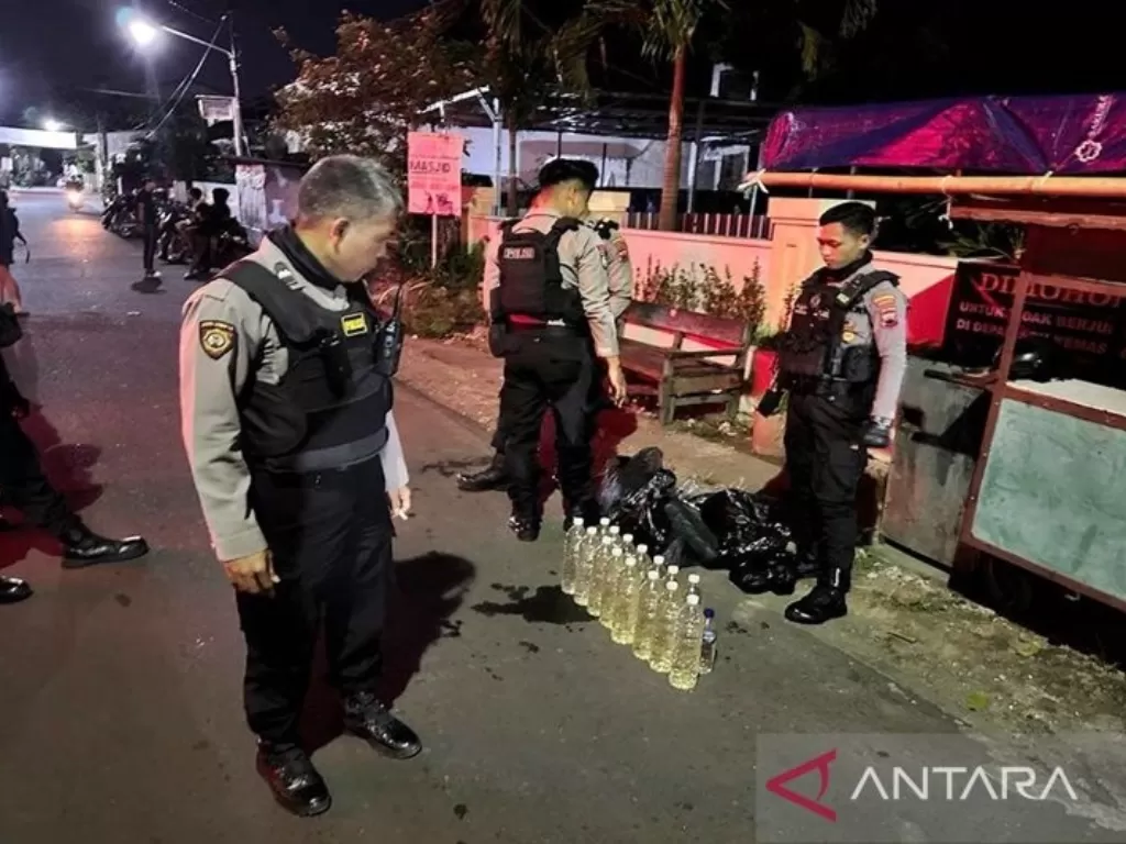 Sejumlah anggota sat Samapta Polresta Surakarta saat menyita barang bukti puluhan botol minuman keras (miras) jenis ciu (ANTARA FOTO/Bambang Dwi Marwoto)
