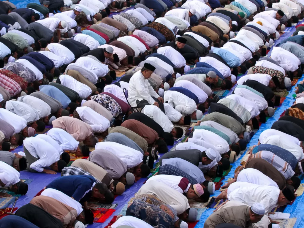 Umat Islam melaksanakan Shalat Idul Fitri di Masjid Taqwa Muhammadiyah Lhokseumawe, Aceh, Jumat (21/4/2023). (ANTARA FOTO/Rahmad)