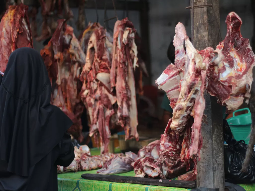 Masyarakat Bugis berbelanja daging sapi untuk hidangan Lebaran. (Z Creator/Rudi Hartono)