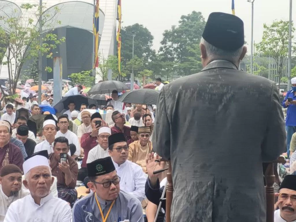 Khotbah Shalat Idul Fitri 1444 H dibawakan oleh Din Syamsuddin yang dilaksanakan di lapangan parkir Jakarta International Equestrian Park, Jumat (21/4/2023). (ANTARA/Sean Filo Muhamad)