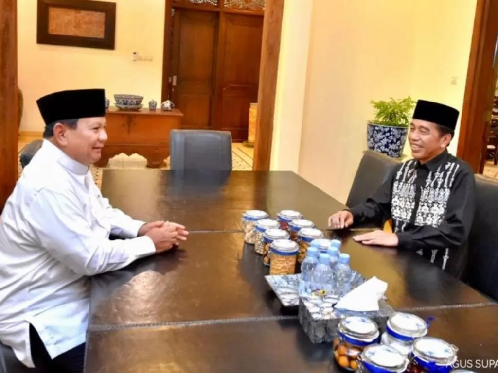Prabowo Subianto dan Presiden Jokowi berbincang hangat (ANTARA FOTO/HO-Biro Pers Sekretariat Presiden-Agus Suparto)