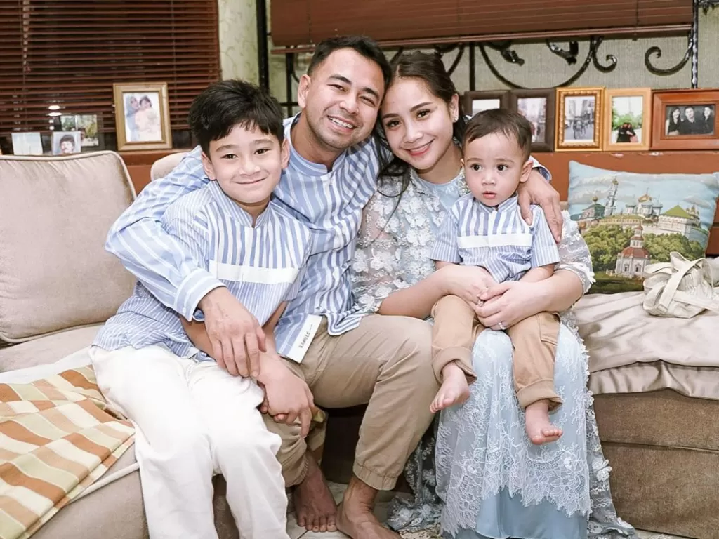 Potret Busana Lebaran Keluarga Raffi Ahmad dan Nagita Slavina (Instagram/@raffinagita1717)