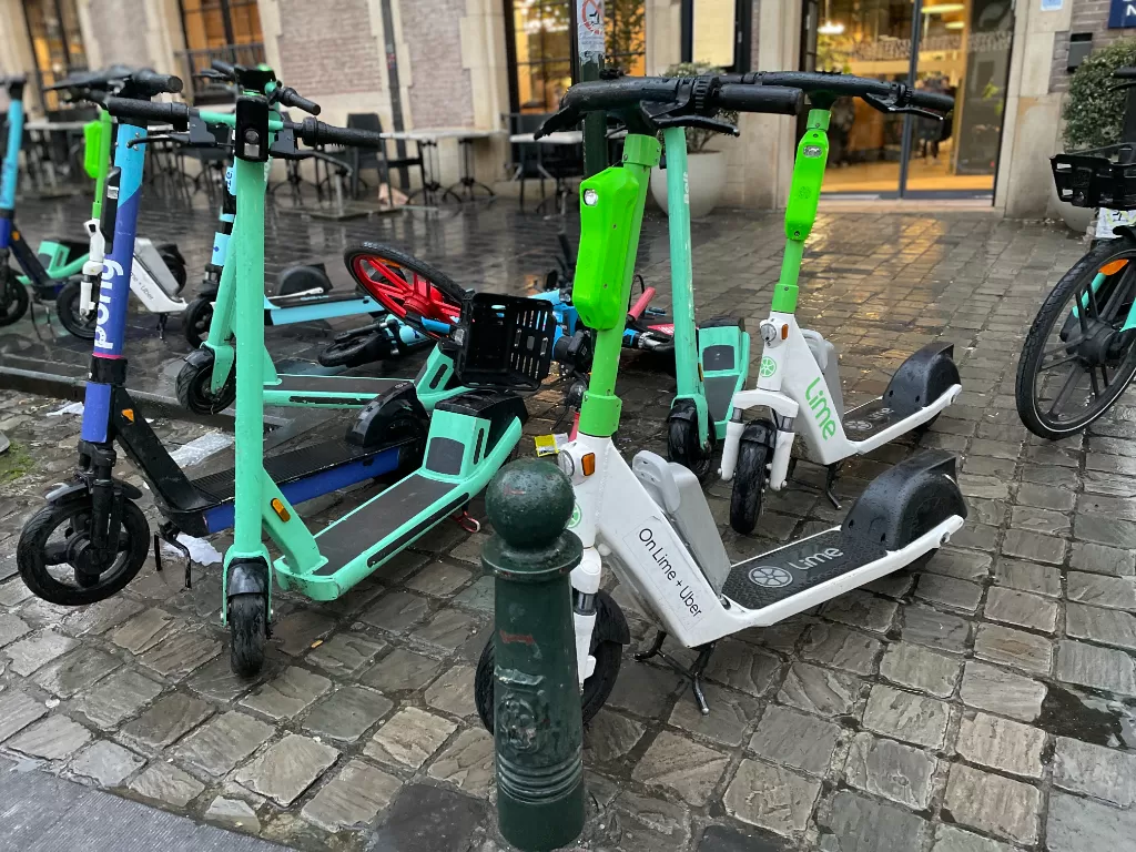 Penampakan skuter listrik Trottinettes Electriques di Paris kurang tertib. (Z Creators/Alan Munandar)