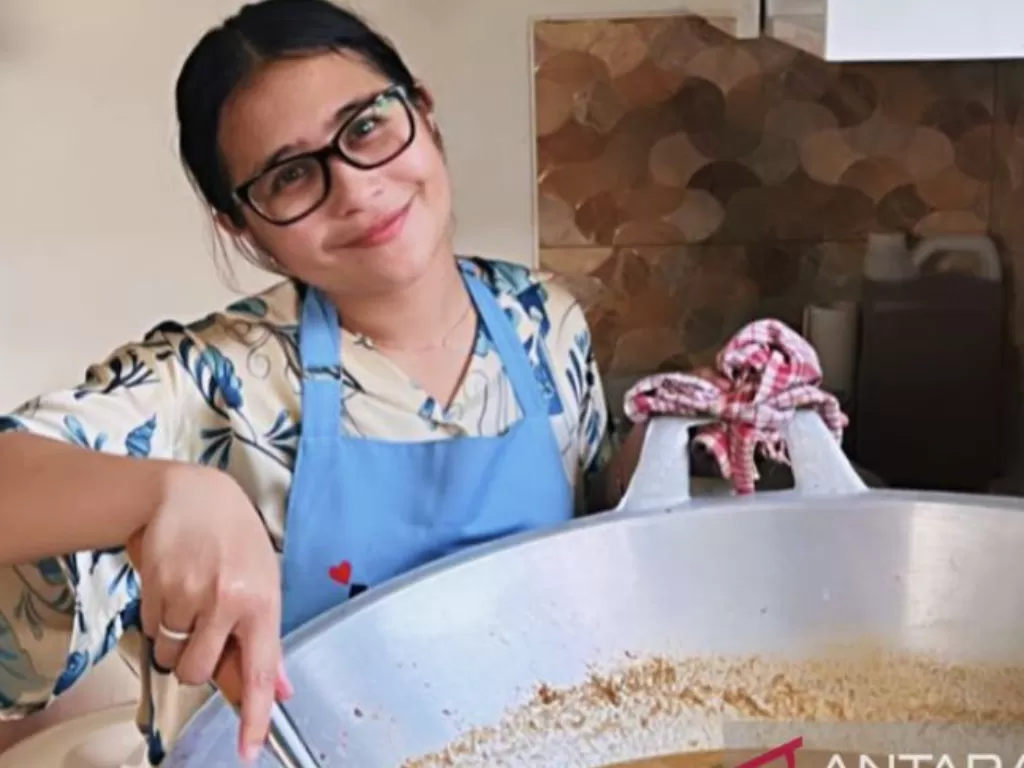Aktris Prilly Laticonsina memasak untuk lebaran di rumahnya, Sabtu (21/4) (ANTARA/Instagram/Prilly Latuconsina)