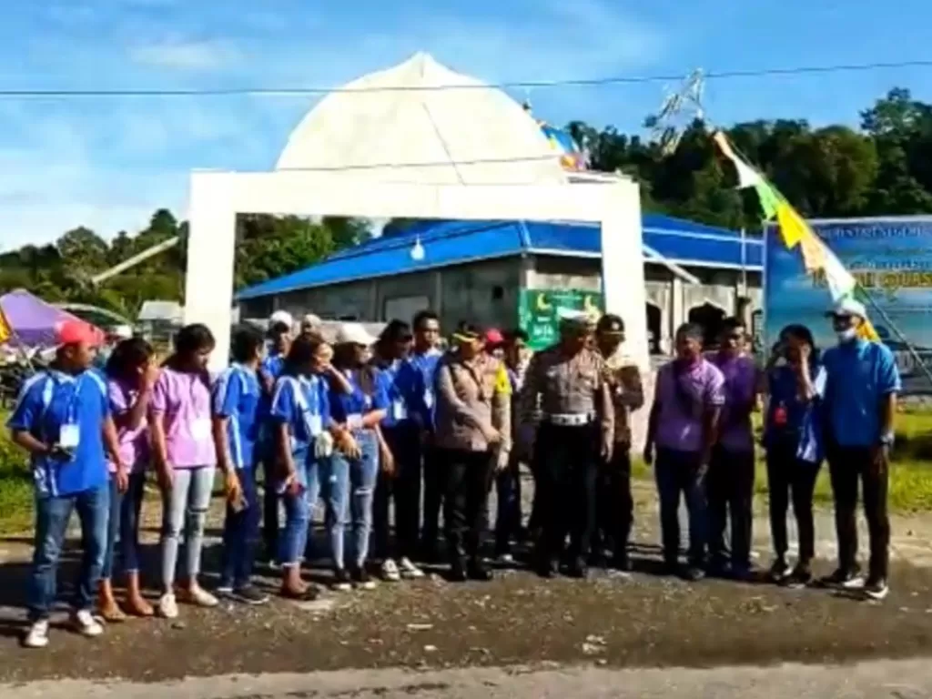 Para pemuda gereja menjaga keamanan jemaat salat ied di Kabupaten Seram, Maluku. (Z Creators/Pasra Rukuwa).