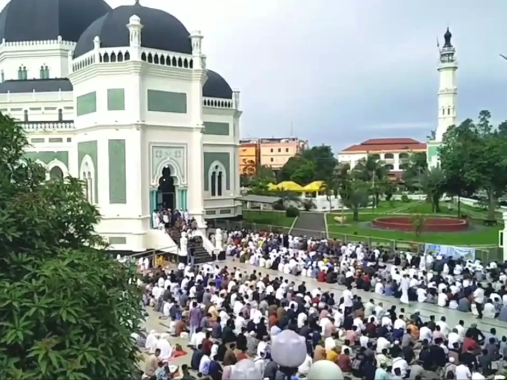 Sholat Idul Fitri di Masjir Raya Al Mashun di Kota Medan diramaikan para jemaah. (Zcreators/Sriwahyuni Kuna)