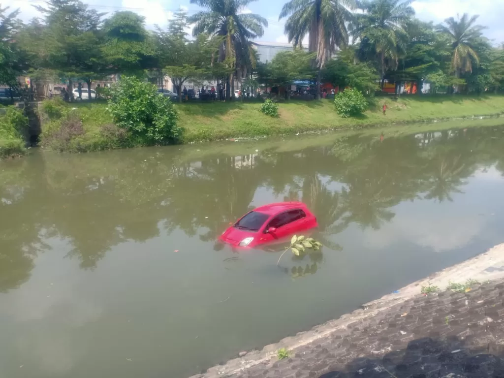 Mobil warga Tulungagung nyemplung ke sungai. (Z Creators/Firmanto Imansyah)