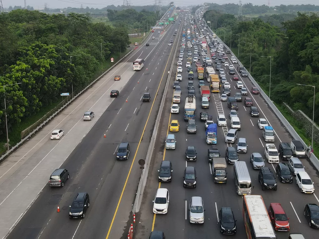 Arus Lalu Lintas saat arus mudik. (ANTARA FOTO/ Fakhri Hermansyah)