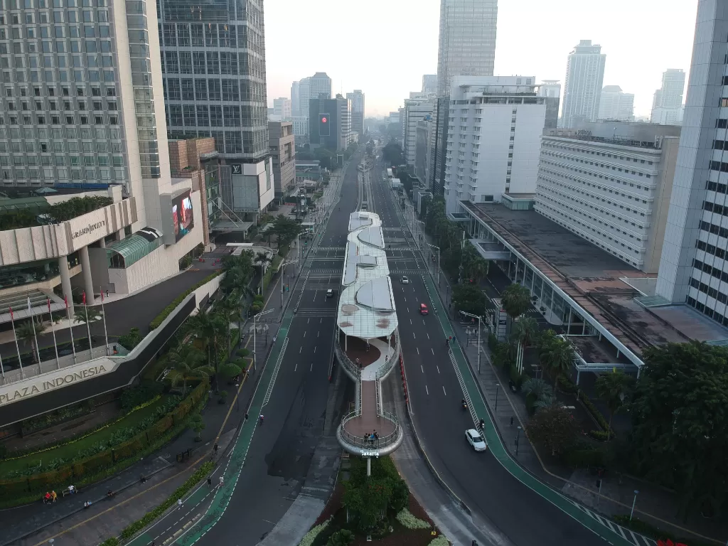 Pemandangan Ibu Kota Jakarta sepi dari pengguna jalan. (Z Creators/Jafriyal)