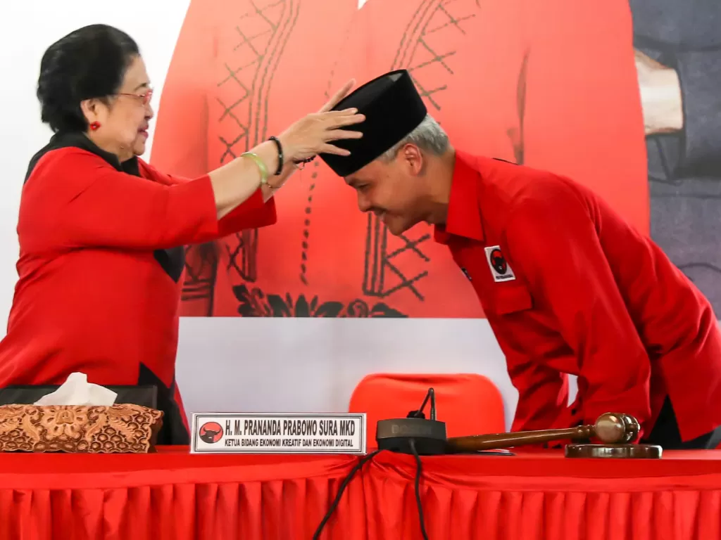 Megawati Soekarnoputri memberikan kopiah kepada usai menyatakan Ganjar Pranowo capres 2024 dari PDIP. (Dok. PDIP)