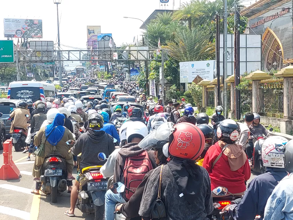  Antrean Kendaraan di Simpang Gadog saat ingin memasuki Jalur Puncak, Bogor. (Z Creators/Arial Sinatria)