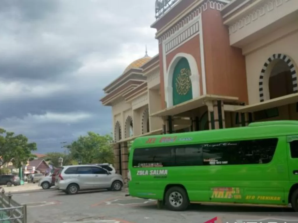 Sejumlah kendaraan yang hendak kembali ke Banjarmasin terparkir di halaman Masjid Muara Dulang Rantau, Tapin, Kalimantan Selatan pada Selasa (25/4/2023). (ANTARA/Syamsuddin Hasan)