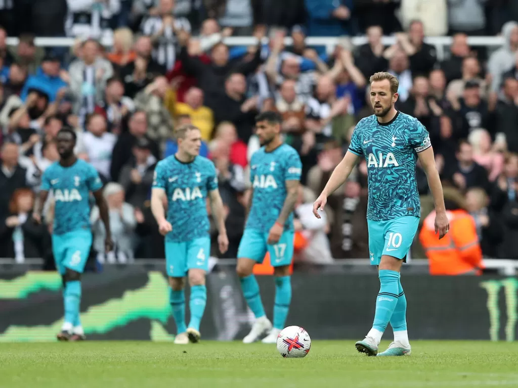 Pemain Tottenham Hotspur kecewa usai dibantai Newcastle United (REUTERS/Scott Heppell)
