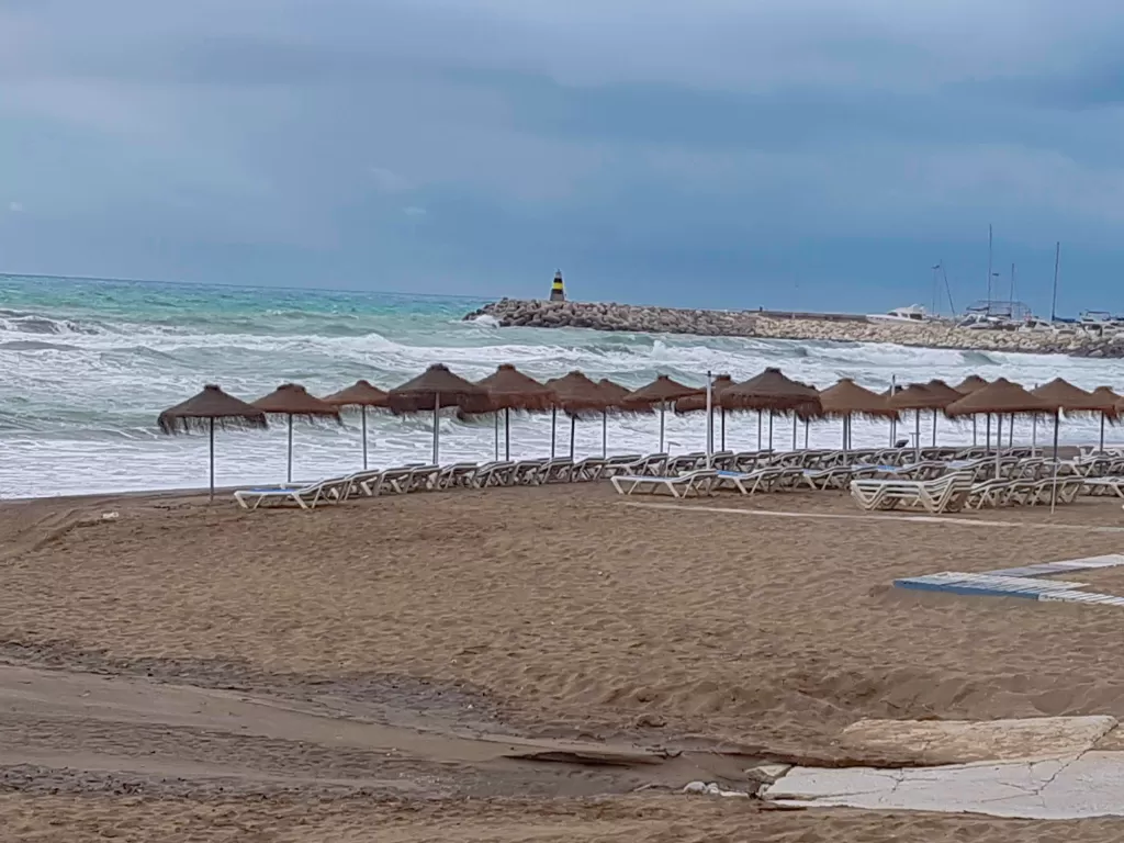 Wisata populer Pantai Carihuela di Spanyol. (Z Creators/Alan Munandar)