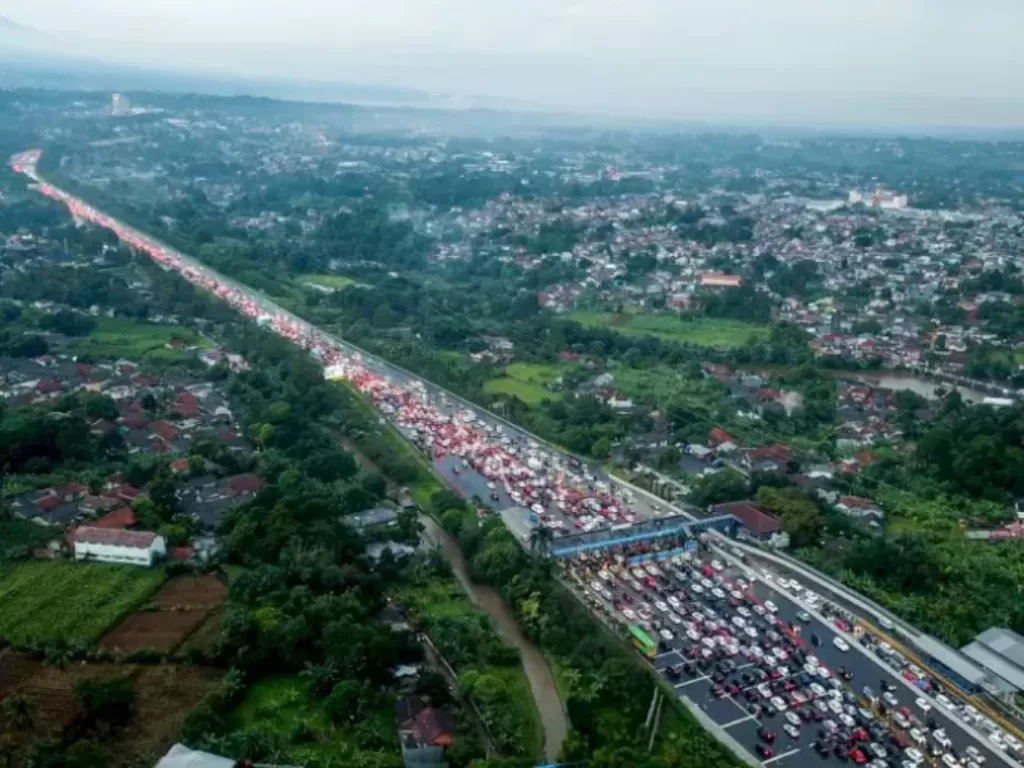 Foto udara ribuan kendaraan terjebak kemacetan di pintu keluar Tol Ciawi, Kabupaten Bogor. (ANTARA FOTO/Raisan Al Farisi)