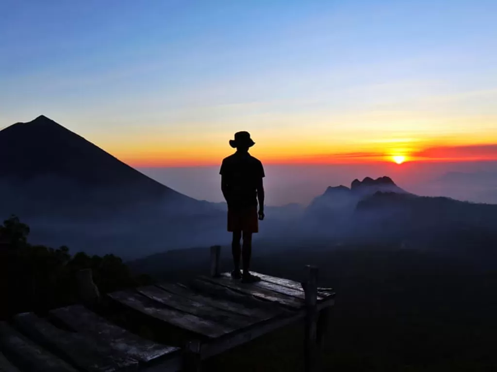 Menikmati matahari terbit dari Bukit Wolobobo, wisata alam populer di Nusa Tenggara Timur. (Z Creators/Arianto Selly)