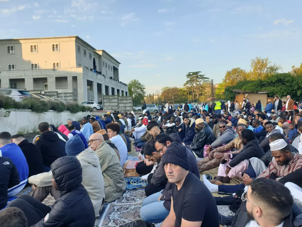 Suasana salat Idul Fitri di Masjid Besar Poitiers, Prancis. (Z Creators/Nida Asma Amaniy)
