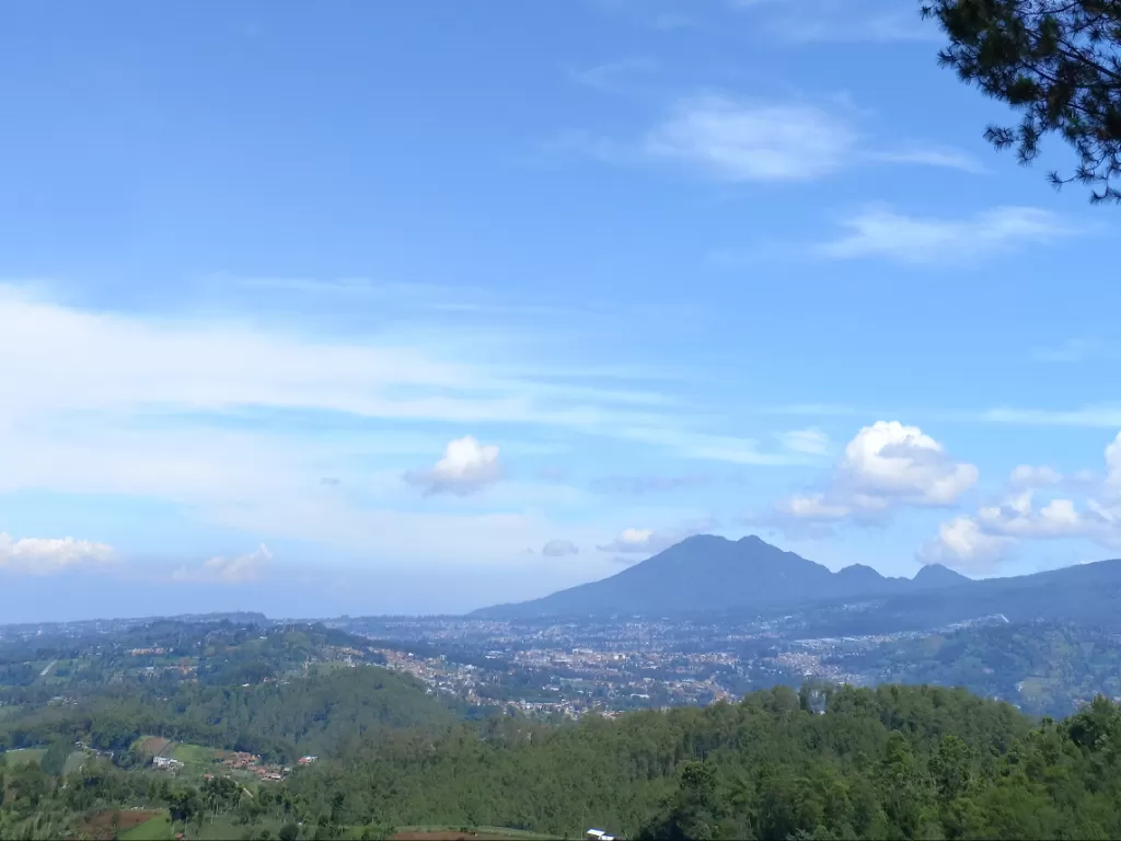 Pemandangan gunung dan Kota Bandung. (Z Creator/Diah Puspita Sari)