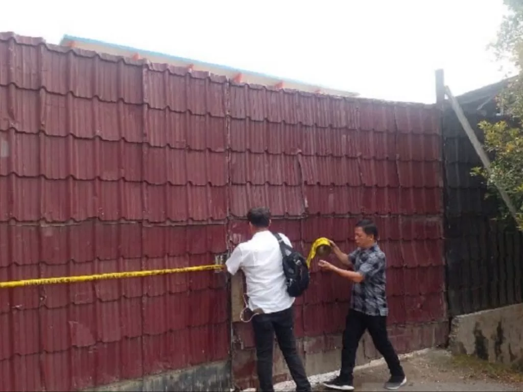 Polisi menggeledah tempat diduga gudang penimbun BBM (ANTARA FOTO/M Sahbainy Nasution)