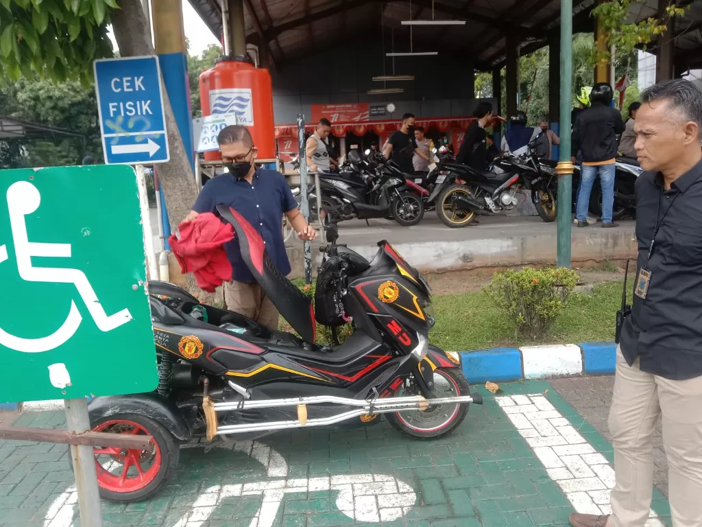 Penyandang Disabilitas saat Urus Perpanjangan STNK di Samsat Jakarta Pusat. (Istimewa)