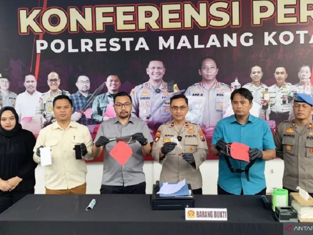 Konferensi pers kasus pencurian di Mapolresta Malang Kota, Jawa Timur (ANTARA FOTO/Vicki Febrianto)