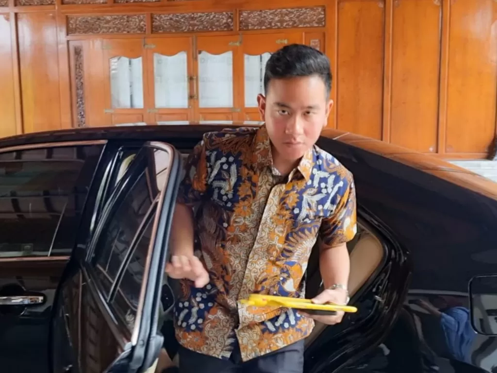Wali Kota Solo Gibran Rakabuming Raka saat memakai mobil dinas istrinya ngantor. (Z Creators/Ari Welianto)