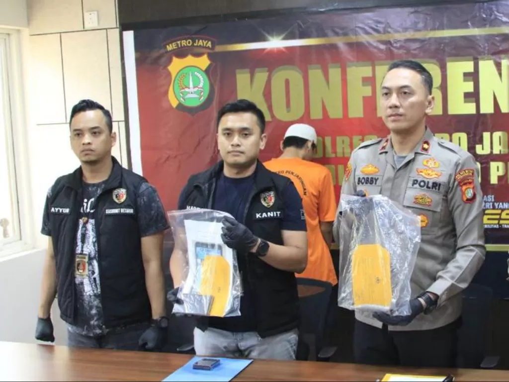 Kapolsek Penjaringan, Kompol Bobby Danuardi (kanan) memperlihatkan barang bukti penikaman yang mengakibatkan korban tewas di kawasan Penjaringan, Jakarta Utara. (Ist)2