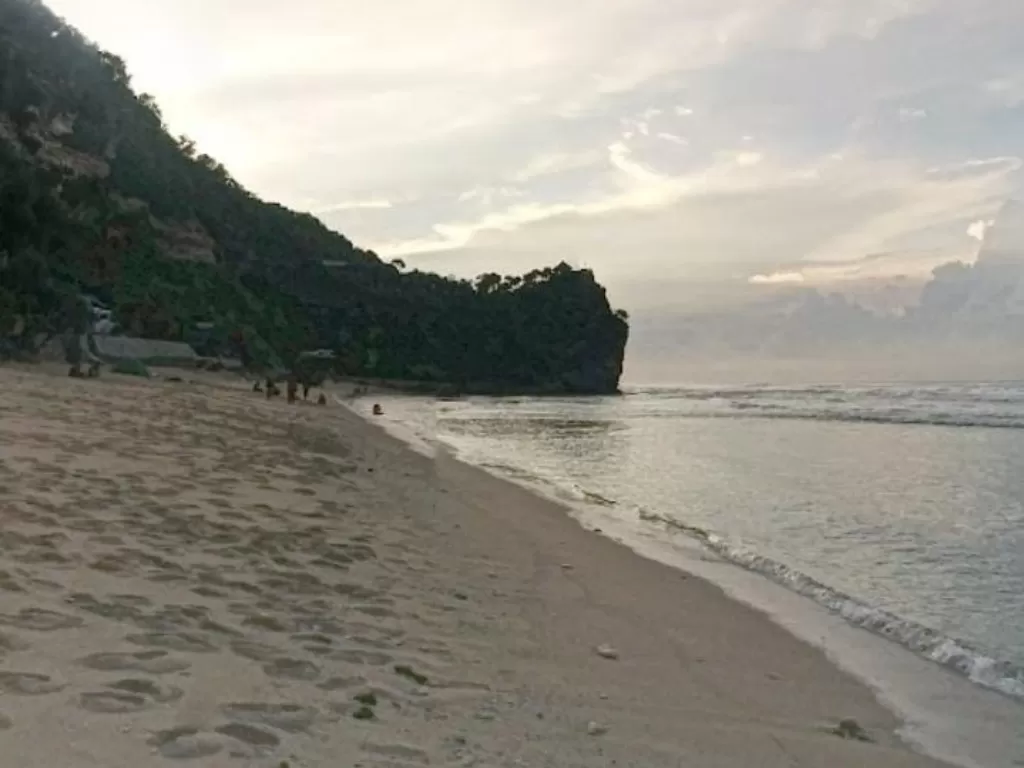 Pantai Pok Tunggal Jogja memiliki pasir putih yang lembut dan air laut yang jernih. (Zcreators/Adila Fikri Muslimah)