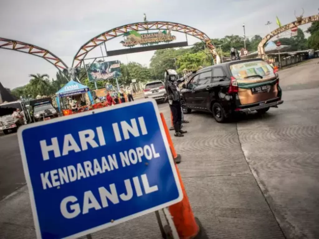Petugas Dishub DKI Jakarta mengatur arus lalu lintas. (ANTARA FOTO/Aprillio Akbar)
