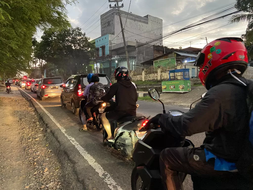 Kemacetan di jalur Trans Sulawesi macet. (Z Creators/Rudi Hartono)