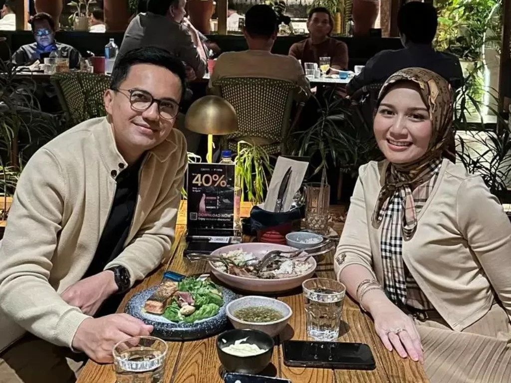 Pesinetron sekaligus Wakil Bupati Bandung Sahrul Gunawan dan calon istrinya, Dine Mutiara. (Instagram/sahrulgunawanofficial)