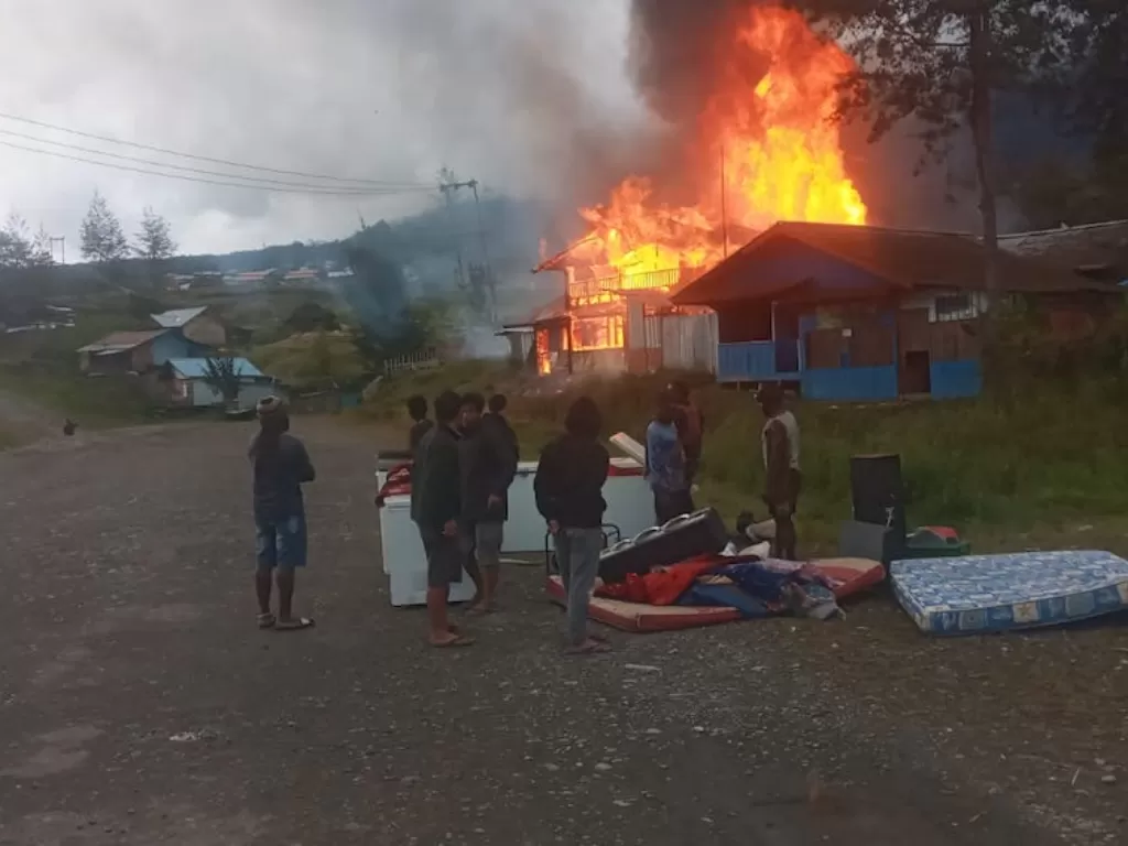 Orang Tidak Dikenal Membakar Bangunan Eks Mess PT di Papua (Dok. Humas Polda Papua)