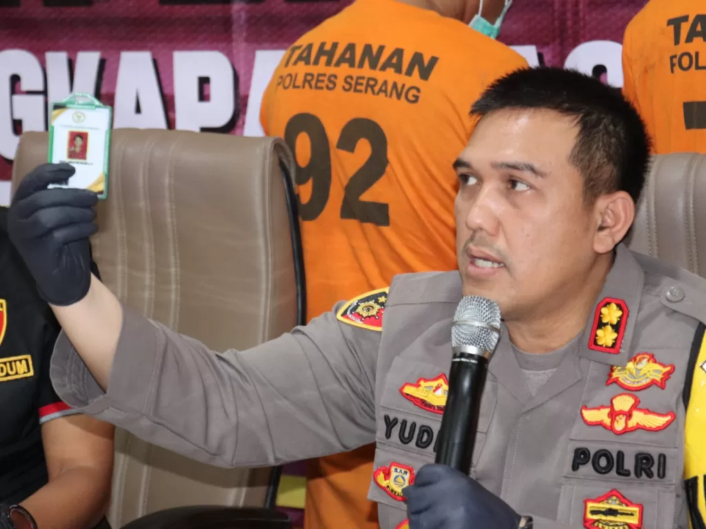  Kapolres Serang AKBP Yudha Satria saat membongkar penipuan modus lowongan kerja. (Dok. Humas Polda Banten)