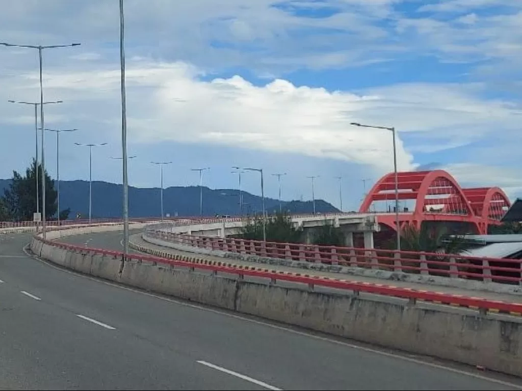 Jembatan Merah yang terletak di Pantai Holtekam, Kota Jayapura, Papua.(ANTARA/Qadri Pratiwi)