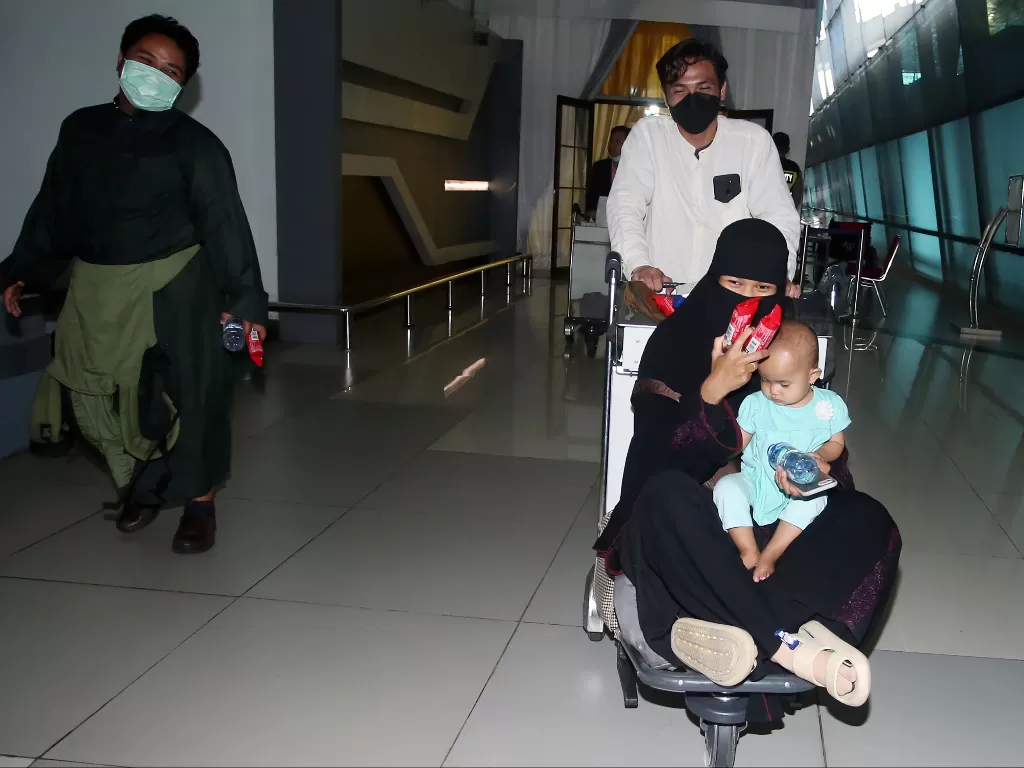 Sejumlah Warga Negara Indonesia (WNI) tiba dari Sudan di Terminal 3, Bandara Soekarno-Hatta, Tangerang, Banten. (ANTARA FOTO/Muhammad Iqbal)