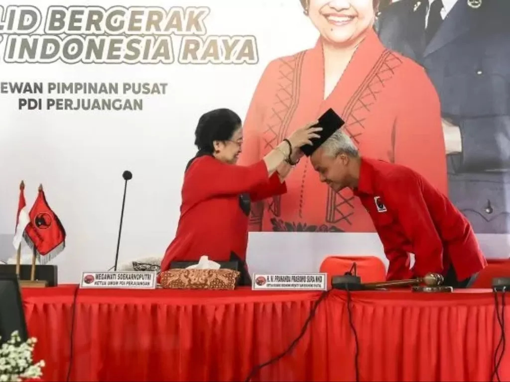 Ketua Umum PDIP Megawati Soekarnoputri menyematkan peci kepada calon Presiden 2024 yang diajukan PDIP Ganjar Pranowo. (ANTARA FOTO/Monang).