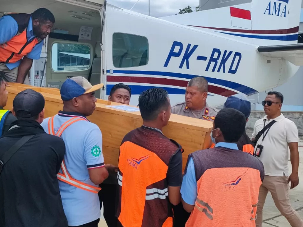 Mayat 2 warga yang dibantai OTK di Papua. (Dok. Humas Polda Papua)