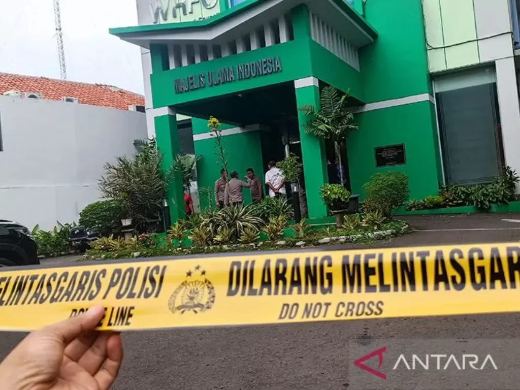 Garis polisi dipasang untuk olah TKP usai terjadi insiden penembakan di depan Gedung MUI Pusat, Jakarta Pusat, Selasa, (2/5/2023). (ANTARA/Ilham Kausar)