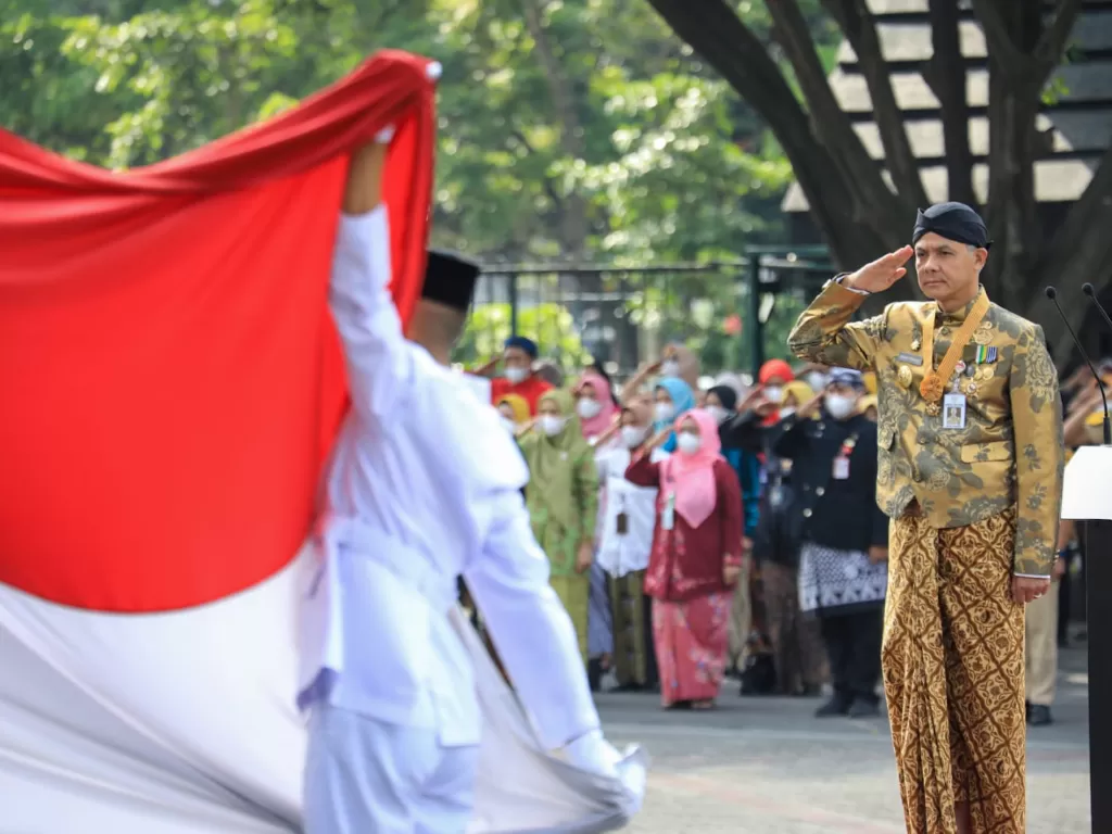 Gubernur Jawa Tengah Ganjar Pranowo memimpin upacara Hardiknas di Semarang, Jawa Tengah. (Dok. Pemprov Jawa Tengah).