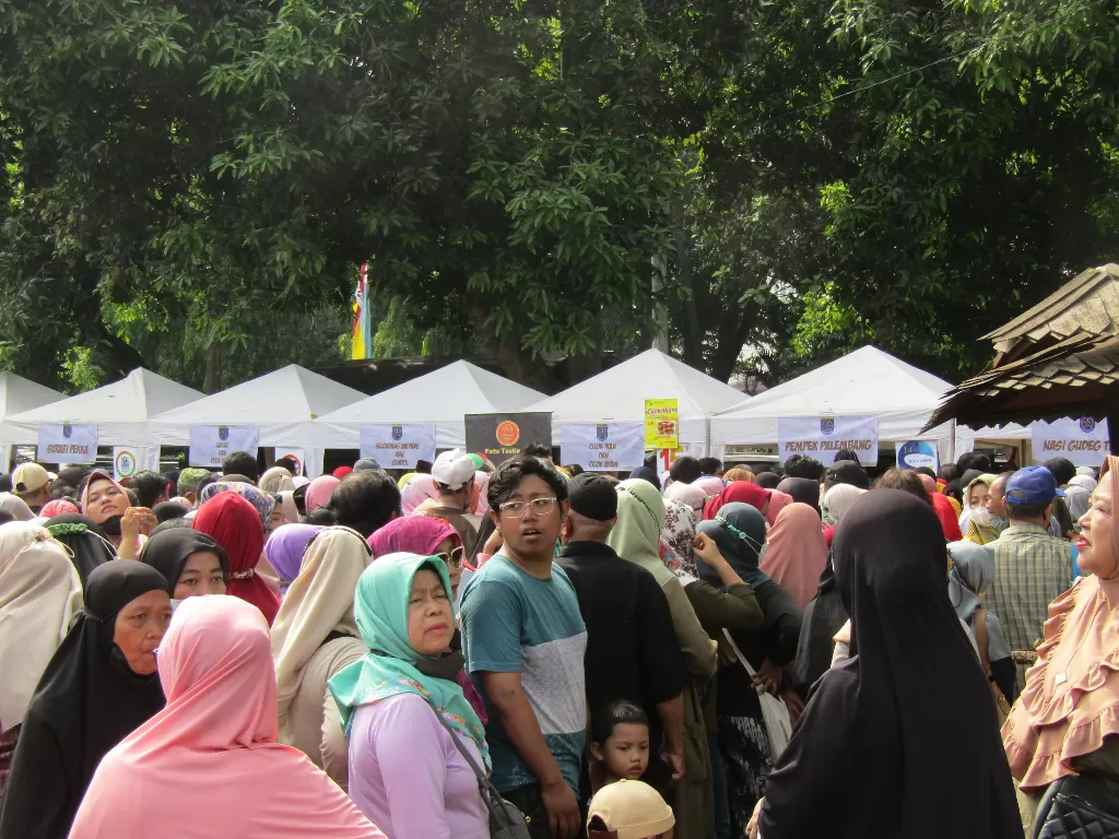 Ribuan warga antusias antre makanan gratis dalam acara HUT Kota Depok (Z Creators/Vivi Sanusi)