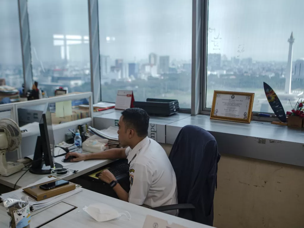 Aparatur Sipil Negara (ASN) Pemprov DKI Jakarta bekerja pada hari pertama kerja setelah libur panjang masa lebaran di Balai Kota DKI Jakarta. (ANTARA FOTO/Fauzan)