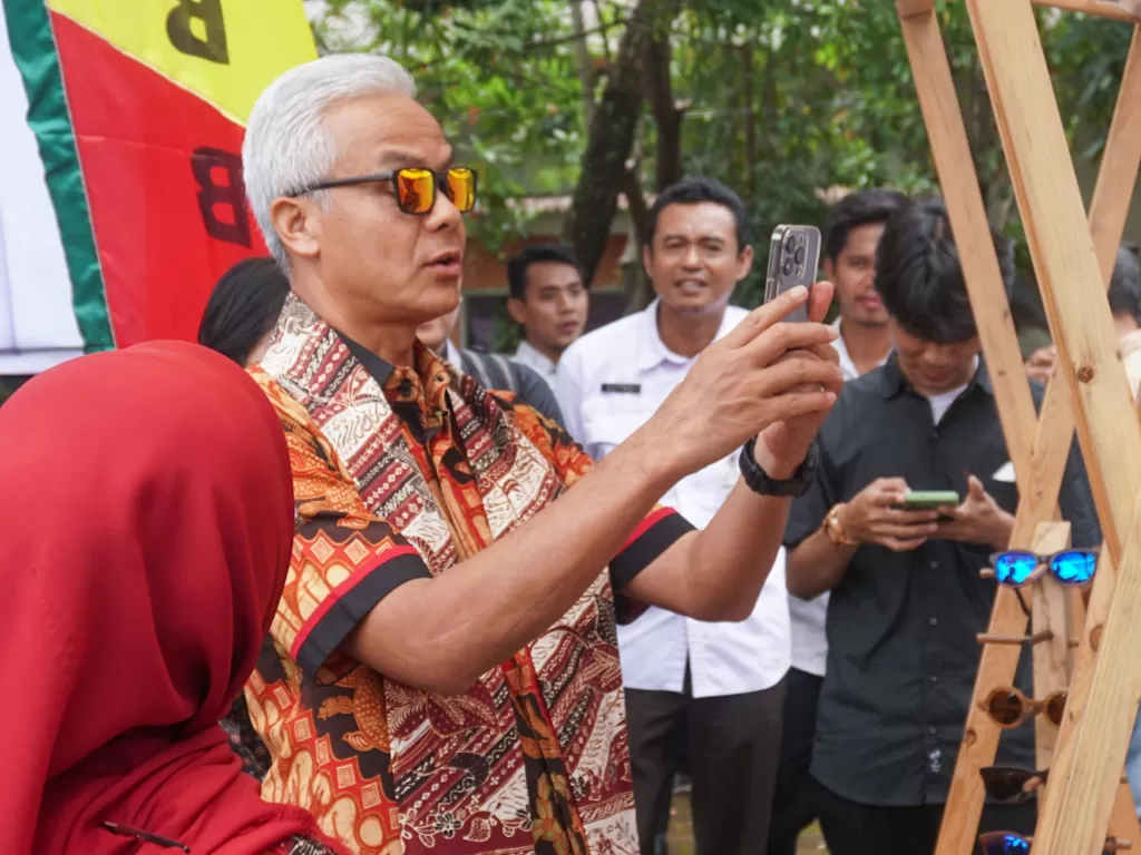 Beredar foto Gubernur Jawa Tengah Ganjar Pranowo tengah memeluk Maria Ozawa alias Miyabi. (ANTARA FOTO/Harviyan Perdana Putra)
