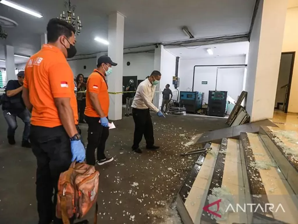 Petugas Inafis memeriksa tempat kejadian perkara (TKP) dugaan penembakan di Kantor Majelis Ulama Indonesia (MUI) Pusat, Jakarta, Selasa (2/5/2023). (ANTARA FOTO/Asprilla Dwi Adha)