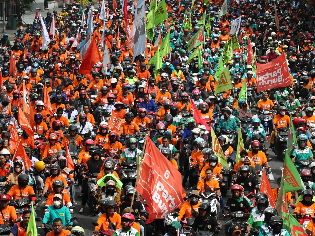 Ribuan buruh melakukan konvoi di Jalan Basuki Rahmat, Surabaya, Jawa Timur, Senin (1/5/2023). ANTARA FOTO/Didik Suhartono)